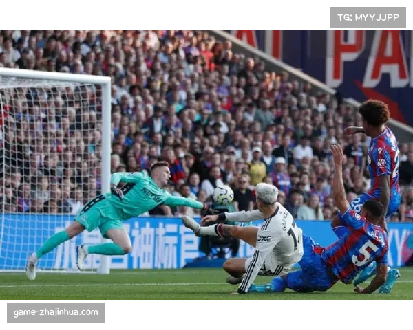 格雷罗禁区外远射中柱，拜仁上半场多次与进球失之交臂